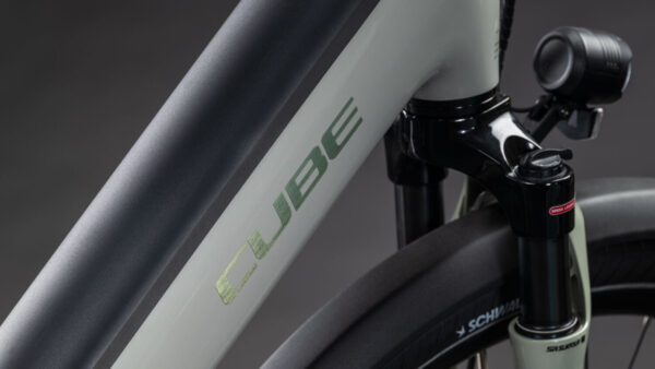 cube-supreme-hybrid-deluxe-one-600-2026-ashgreen-n-chrome-2.jpg Cube Supreme Hybrid Deluxe One 600 (2026)
